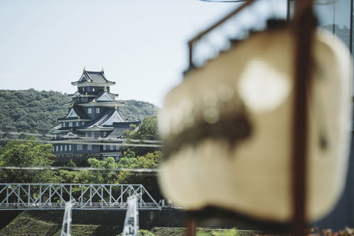 拝殿から望む岡山城の写真