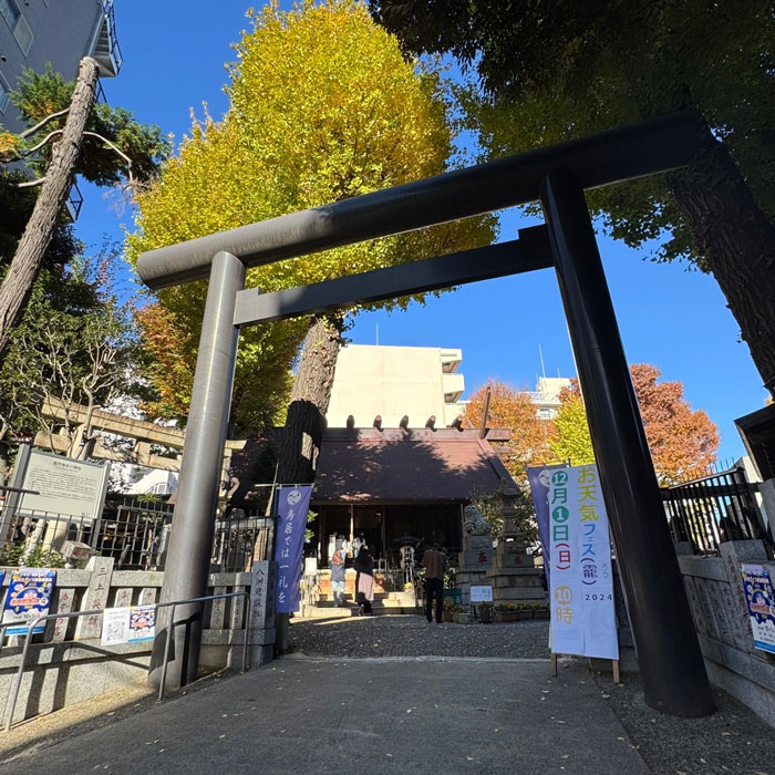 黒い鳥居の写真