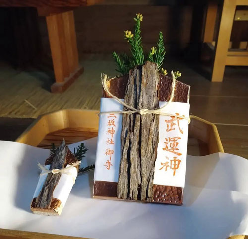 桜の枝の御守りの写真