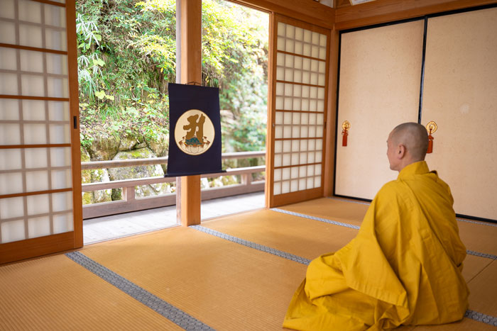 ご住職と薬師庵の写真