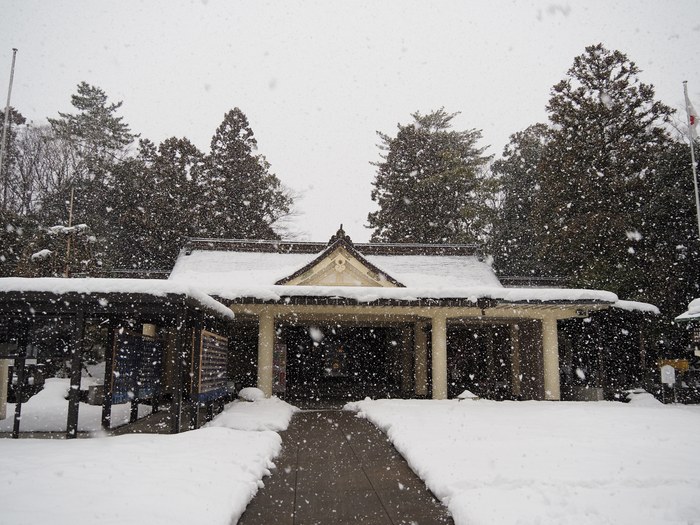 雪景色の福井県護国神社