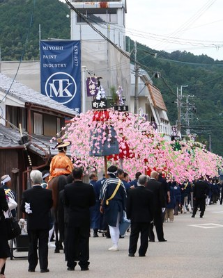 秋のご例祭の神輿巡行