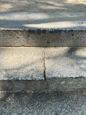 石段の継ぎ目
