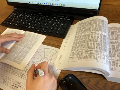 はくりょう先生の占っている様子